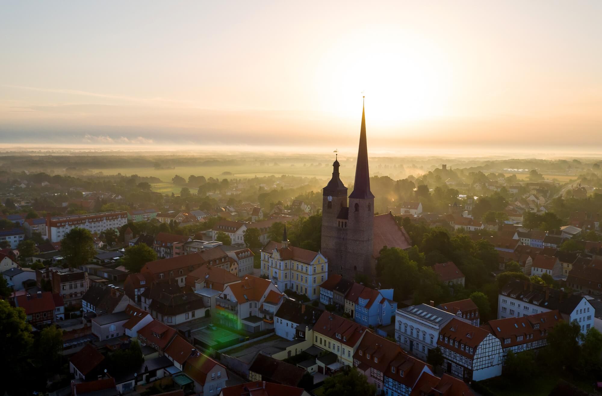 ber 1075 Jahre jung und schn Altstadt im Sonnenaufgang Stadt Burg